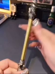 HỘP QUẸT BẬT LỬA GA ĐÁ MÔ HÌNH CÂY GẬY NHƯ Ý THIẾT KẾ KIM LOẠI