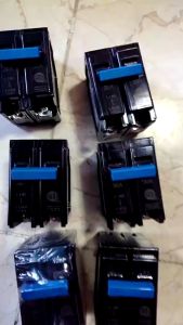 CIRCUIT BREAKER AUTHENTIC ROYU CIRCUIT BREAKER (PLUG IN or BOLT ON) 15A 20A 30A 40A 60A 100A (SCREW TYPE or MECHANICAL LUG) inc: SAFETY BREAKER (WITH or NO OUTLET or COVER)