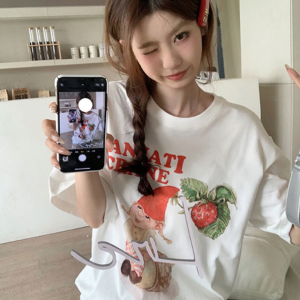T-Shirt Wanita Lengan Pendek Ukuran Besar Motif Kartun Strawberry Girl Katun Tipis Bernapas Premium 2025 Desain Korea-Jepang Longgar Slim Fit Baju Kasual Kerah Bulat Gaya Segar Tren Musim Panas Manis dan Imut Serbaguna Nyaman Set kepala Tops