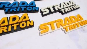 EMBLEM MOBIL STRADA TRITON DENGAN VARIASI HURUF TIMBUL 3D BAHAN FIBERGLASS