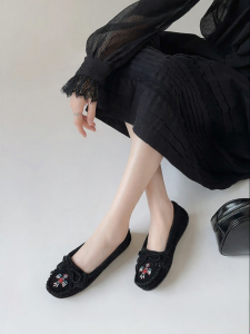 Minnetonka | Easy-on Flat Moccasins with Thunderbird Beads