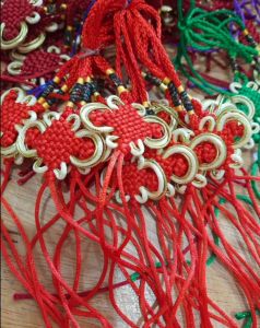 เชือกถัก ขายเป็นคู่ สำหรับนำไปประดิษฐ์เป็นงานฝีมือ เช่นร้อยกับเหรียญ น้ำเต้า หยก ฯลฯ เพื่อใช้เป็นเครื่องแขวนในบ้าน ในรถ หรือพวงกุญแจ งานสวย สีสดใส พร้อมส่งค่ะ