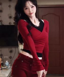 เซ็ต2ชิ้น(แบบติดกัน) เสื้อยืดผู้หญิงแขนยาวสีแดง+เสื้อกล้ามตัวในสีดำแต่งลูกไม้เย็บติด ผ้ายืดหยุ่น เสื้อครอป ชุดไปเที่ยวทะเล #095