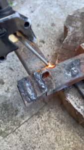 ลวดเชื่อมไฟฟ้า ยี่ห้อ MUSCLE COW มีขนาด 2.6×350 มม. และ 3.2×350 มม. 1 กิโลต่อหนึ่งแพ็ค ใช้สำหรับเชื่อมง่า ลวดเชื่อมเหล็กนี้มีความเหนียว คือประเภทลวดเชื่อมสารพอกหุ้ม สามารถใช้สำหรับเชื่อมเหล็กเหนียวและเหล็กบางได้