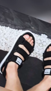 รองเท้าแตะใหม่ รองเท้าแตะผู้ชายสวมใส่กลางแจ้ง บุคลิกภาพรองเท้าชายหาดของเกาหลี รองเท้าแตะและรองเท้าแตกลางแจ้ง