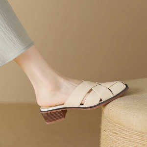 รองเท้าแตะหนังแท้สำหรับผู้หญิง ทรงหัวมน ครึ่งนิ้ว ส้นสูงปานกลาง ฤดูร้อน 2025 รองเท้าแตะแบบสวมสบาย แฟชั่นอเนกประสงค์