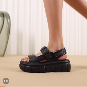 Sandal Gaya Baru Musim Panas Wanita Hitam Kasual Tinggi Sol Tebal Anti Selip Deodoran Halus Elastis Nyaman Dilapisi Anti Air