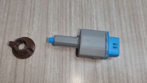 TOYOTA HILUX REVO  PRADO 7PIN (BLUE ) BRAKE SWITCH 84340-09380