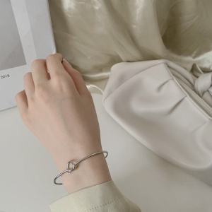 Thép Titan Không Phai Màu INS Thời Trang Đơn Giản Trận Đấu Thời Trang Phổ Biến Nút Thắt Mở Vòng Tay Dành Cho Người Nhỏ Phong Cách Lạnh Cao Cấp