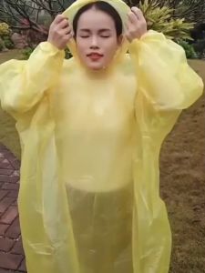 เสื้อกันฝนผู้ใหญ่ แบบใช้แล้วทิ้ง เสื้อคลุมกันฝน พกพา บางเบา 1ชิ้น