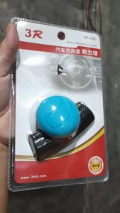 ลูกบิดพวงมาลัย ใช้งานได้ดี หมุนลื่น หน้าสัมผัสเป็นยางซิลิโคนกระชับฝ่ามือ ช่วยให้ประหยัดแรงและหมุนพวงมาลัยสะดวกขึ้น ผลิตจากพลาสติคABS มีตลับลูกปืน สามารถสวมใส่กับพวงมาลัยได้เลย ไม่ต้องใช้น็อตยึด มียางรัดเพื่อความมั่นใจว่าจะไม่หลุดจากพวงมาลัย