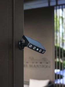 Mimi Life Store ไฟโซล่าเซลล์ ที่มีประสิทธิภาพหลอดไฟพลังงานแสงอาทิตย์กลางแจ้งเซ็นเซอร์ตรวจจับการเคลื่อนไหวสวนกันน้ำ LED พลังงานแสงอาทิตย์โคมไฟสปอร์ตไลท์ส Solar lightสว่างอัตโนมัติเมื่อ