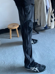 กางเกงขายาวทรงตรงสีเทาเข้มลายทางสำหรับผู้ชาย กางเกงขายาวทรงตรงสไตล์อเมริกันย้อนยุค กางเกงขายาวลำลอง 3 แถบ ทรงหลวม ทรงหลวม