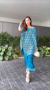 ตัวเสื้อเป็นทรงยาวแพทเทิร์นไหล่เบี่ยง เฉลียงด้านข้าง 🥰 ดีไซด์เกร๋ด้วย แขนเบี่ยงข้างเดียวเก๋ๆ งานผ้าพิมพ์ลายสีทอง 👑 สวยมว้ากกกสวยเริ่ดไปอีกกก รุ่นนี้ อัดพลีท 100% แบบงาน Brand เลยนะค้าาา กางเกงเป็นทางขาบาน แต่ง ชายขอบกางเกงด้วยขลิบทอง และมีกระ