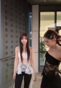 เสื้อเปิดไหล่ เกาะอก สีขาว มีบราในตัว ตัวเสื้อเป็นผ้าลูกไม้ ชายเสื้อเย็บระบายปล่อยชายด้านข้าง เสื้อครอป ชุดพีอาร์ #9310