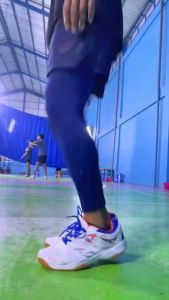 Sepatu Bulutangkis seri Tiger Putih Hitam ringan empuk dan berdecit