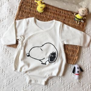 ชุดวันพีซเด็กทารกแรกเกิดแบบใหม่ชุดคลุมก้นแขนยาวใส่ช่วงฤดูใบไม้ผลิและฤดูใบไม้ร่วงสำหรับเด็กหญิงและเด็กชายชุดนอนชุดทรงสามเหลี่ยมแบบใหม่