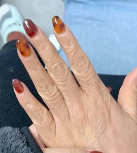 ครีมทามือ ครีมทามือน้ำมันม้า 150g ทามือแห้งแตก ครีมบำรุงมือ ครีมมือนุ่ม ครีมทาเท้าแตก