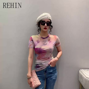 REHIN เสื้อตาข่ายฤดูร้อนแฟชั่นใหม่ของผู้หญิงเสื้อยืดแขนสั้นพิมพ์ลายที่ไม่ซ้ำใครเสื้อยืดคอกลมเข้ารูป S-3XL บางสง่างามเสื้อตามเทรนด์