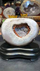 Fast selling raw stone with customize  base stand 100%高品异象结晶玛瑙钱袋子💯🙌 双晶观赏石🪨 全抛光打磨外皮➡️美丽黄橘褐色玛瑙纹路❤️ 背部原皮原矿👍 🆓特制实木底座  玛瑙高Raw height: 13cm 宽width: 15.5x6.3cm 洞深hole: 2.5cm 净重weight: 1.8kg 含底座高total height: 16.5cm 底座宽total width: 18.5x12cm 总重total weight: