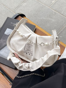 กระเป๋าสะพายข้างผู้หญิงแบบใหม่ปี 2025 ทรงกลมแบนแฟชั่นแบบลำลองพร้อมโซ่ไข่มุก กระเป๋าสะพายข้างใต้วงแขนแบบลำลอง