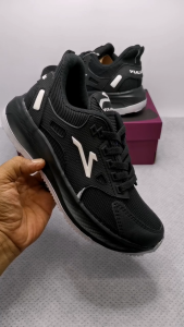 Sepatu sekolah hitam putih yang multifungsi cocok untuk olahraga dan dipakai setiap hari