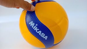 Mikasa V300W Bola Voli Original Kualitas No 1 Foli Volley Ball Ori Approved FIVB