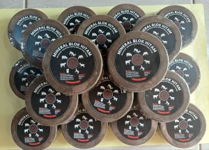 Mineral Blok Hitam 500 gr - Mineral Blok Hitam Sapi - Mineral Hitam Kambing - Mineral Hitam untuk Sapi - Mineral Blok Hitam untuk Kambing - Mineral Hitam untuk Domba -Suplemen Mineral Hitam - Mineral Hitam untuk Ternak - Mineral blok kambing