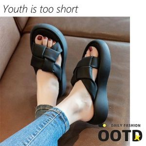 DMshoes สินค้าแนะนำ รองเท้าแตะแฟชั่นสำหรับสาวๆ รุ่นนี้แต่งดีเทลสายไขว้สุดจึ้ง สีพื้นสุภาพ แมทช์ได้หลายการแต่งกาย น้ำหนักเบา เดินสบายมาก ไม่มีไม่ได้แล้วว