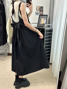 ชุดเดรสยาวผู้หญิง KSKM สีดำ ทรงเข้ารูป แขนกุด คอวี กระโปรงทรงเอ ฤดูร้อน 2025 ชุดทำงาน กระโปรงสั้น กระโปรงสั้น