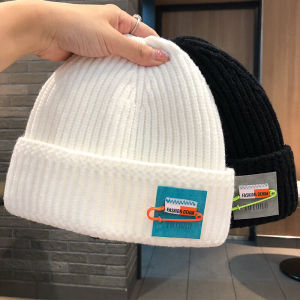 หมวกไหมพรมกันหนาวใส่ช่วงฤดูใบไม้ร่วงและฤดูหนาวสำหรับผู้หญิงหมวกถักแตงโมแบบใหม่เข็มกลัดแฟชั่นหมวกเย็นสีขาวแฟชั่นสไตล์เกาหลีสำหรับผู้ชาย