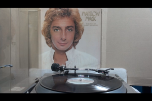 1 แผ่นเสียง 12นิ้ว m26 BARRY MANILOW - CAN"T SMILE WHITOUT YOU แผ่นVG++ ริ้วรอยบาง เสียงรบกวนน้อยนิดไม่มีรอยลึก แผ่นล้างสะอาดแล้ว ปกVG++มีตำหนิขอบนิดหน่อย ขอบไม่ขาด สันไม่ทะลุ