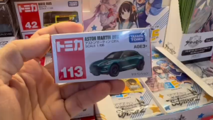 Mô Hình Xe Aston Martin DBX Tomica No.113 (Hộp) - Tỷ Lệ 1/66 Chính Hãng Takara Tomy