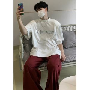 Cleanfit T-Shirt แขนสั้นผู้ชาย ทรงหลวม คอตตอน ลายตัวอักษรโลหะ ทรงเข้ารูป ทรงเข้ารูป แฟชั่นฤดูร้อน สีแดง