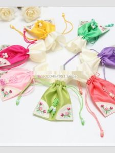 Red Satin Embroidered Drawstring Bag Small Jewelry Pouch Floral Design Bonbonniere Anti-Cold Perfume Bag Fashion Accessories