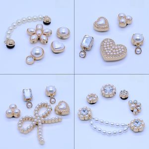 หัวเข็มขัดประดับรองเท้า Crocs โลหะ ลูกปัด ตกแต่งรองเท้า หัวเข็มขัดแบบติดรูปดอกไม้ สำหรับรองเท้า Crocs ทุกขนาด