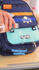 SUN EIGHT - 90270 Balo học sinh Cấp 1 siêu nhẹ chống gù chống thấm nước cặp sách học sinh tiểu học