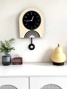 Jam Dinding Retro Dengan Pendulum - Tampilan Cahaya & Bayangan Yang Artistik Gaya Sederhana