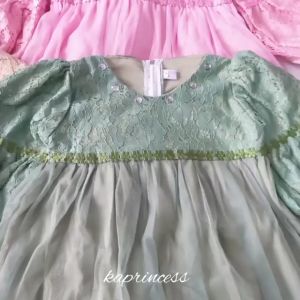 Baju Muslim Sage Green Terbaru 2025 Dress Brukat Anak 4 5 Tahun Import Gaun Kondangan Gamis Tangan Panjang Bahan Tile Tulle Import Sage Green KA136