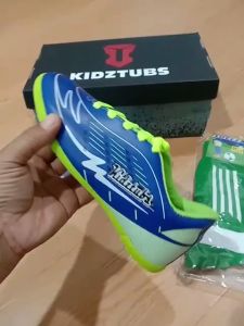 KIDZTUBS Sepatu Futsal Anak Paket Komplit Sepatu Futsal Tas Skin Deker Kaos Kaki Usia 6-10 Tahun Size 28 29 30 31 32 33 34 35 36 37 KDZ1334011825
