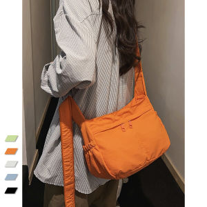 กระเป๋าสะพายข้างผ้าไนลอนกันน้ำแบบลำลองสำหรับทั้งชายและหญิง ความจุขนาดใหญ่ กระเป๋าคล้องไหล่แบบมีซิป กระเป๋าถือทรงสี่เหลี่ยมแบน