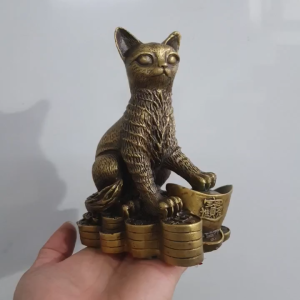 Tượng mèo phong thuỷ ngồi bệ kim tiền chất liệu bằng đồng vàng MS056