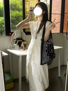 ชุดเสื้อคาร์ดิแกนสีขาวทรงเข้ารูปสไตล์ฝรั่งเศสสำหรับผู้หญิงในช่วงฤดูร้อนปี 2025 ชุดเสื้อและกางเกงทรงยาวเข้ารูป