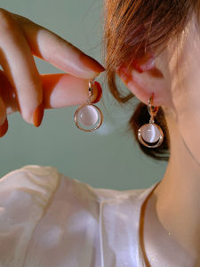 ต่างหูรูปหัวแมวพร้อมจี้ แฟชั่นสุดเก๋สำหรับผู้หญิง เครื่องประดับหูรูปดอกกุหลาบทองแดง ต่างหูแบบคล้องหู