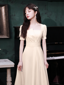 ชุดราตรีสีแชมเปญหรูหราสำหรับผู้หญิง ชุดแต่งงานแบบสั้น แขนยาว คอเหลี่ยม กระโปรงทรงเอ ผ้าฝ้ายผสม ฤดูร้อน 2021