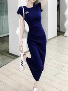 ชุดเดรสยาวถึงกลางน่องสไตล์ฝรั่งเศส ทรงเข้ารูป แขนสั้น ทรงสลิมฟิต ผ้าถัก เดรสฤดูร้อน สไตล์ลำลอง คอตั้ง แขนสั้น ทรงเอ