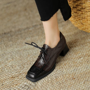 รองเท้าส้นเตี้ยหัวเหลี่ยมพื้นนุ่มสำหรับผู้หญิง สไตล์อังกฤษย้อนยุค ฤดูใบไม้ผลิและฤดูใบไม้ร่วง รองเท้าส้นสูงแบบใหม่ หัวเข็มขัด พื้นยาง รองเท้าหนังขนาดเล็ก
