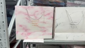 ถุงลายหินอ่อน กระดาษหนา มีหลายขนาด ฐานกว้าง เชือกหิ้วอย่างดี มีสี ขาว สีชมพู ใส่ของขวัญ พร้อมส่ง