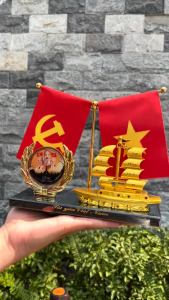 Bộ Cờ Việt Nam Cùng Thuyền Vàng Cao Cấp Trang Trí Xe Ô Tô Bàn Làm Việc Văn Phòng