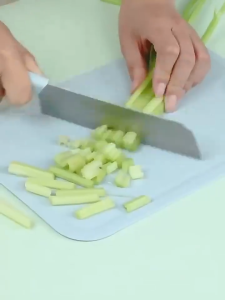 ชุดมีดอเนกประสงค์ 5-in-1 พร้อมเขียง ที่ปลอกผลไม้ กรรไกร ที่ ปลอกเปลือก หั่น